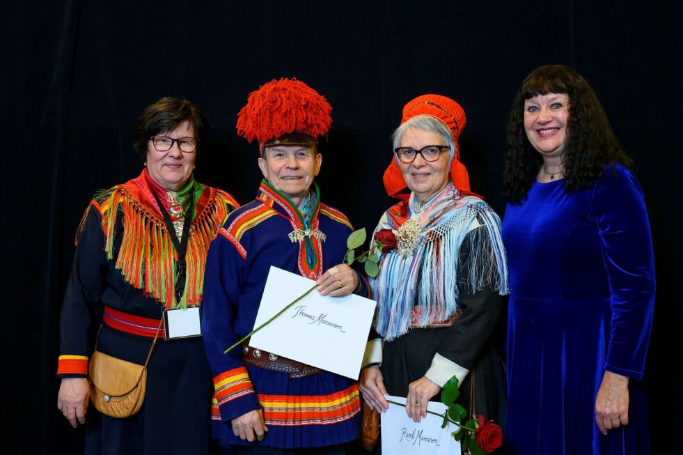 Fra venstre: Ingrid Inga, leder for det Samiska rådet i den Svenska kyrkan, Thomas Marainen, Randi Marainen og kirkemøtets leder Karin Perers. FOTO: MAGNUS ARONSON/IKON