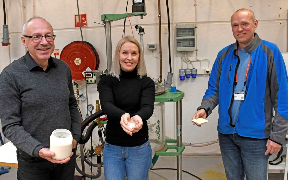 Forsker Jan Arne Arnesen og overingeniør Kjersti Lian fra Nofima, samarbeider med professor Peik Haugen (t.h.) ved UiT, som har koordinert forskningen på fiskeslog. Foto: Rune Stoltz Bertinussen