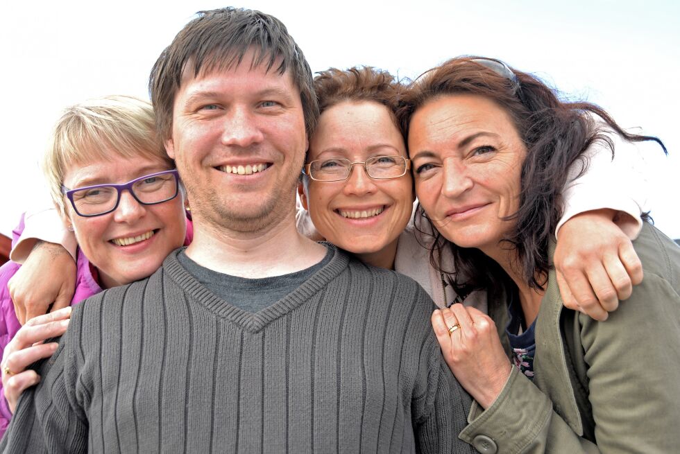 Berith Titternes (fra venstre), Tor Erling Nilsen, Elin Straumsnes og Anne-Wenche Olsen gleder seg til lørdag, og frister med rød løper og mye latter.
 Foto: Sonja E Andersen