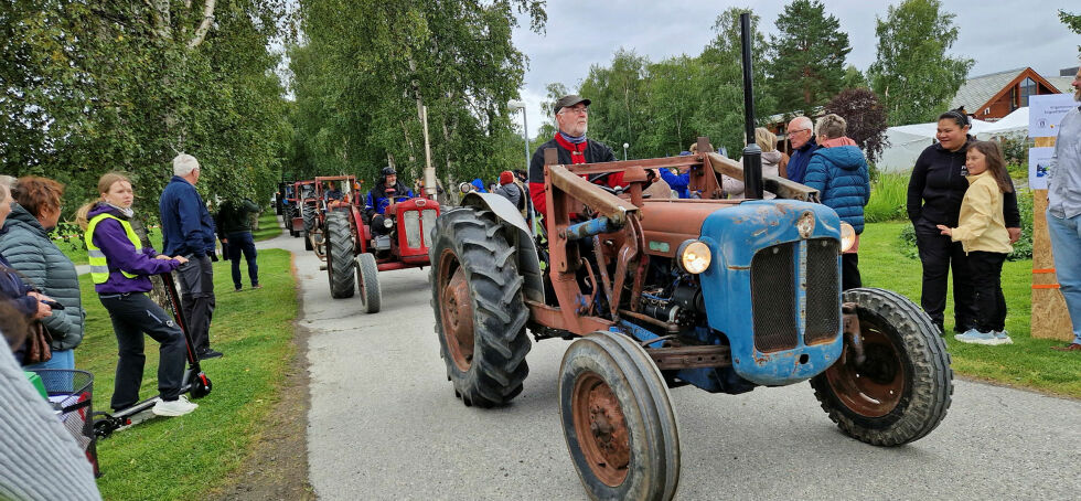 Ivrige tilskuere langs hele ruta fikk se veterantraktorene i aksjon. Her kjører Egon Sotkajærvi sin modell.
 Foto: Hill Haga