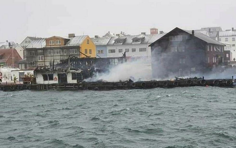 Det er bare ruiner igjen etter storbrannen ved havna i Vardø.
Foto: Privat