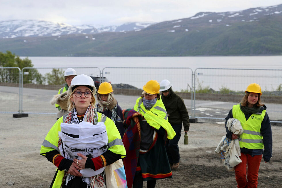 Natur og Ungdom har kommet for å protestere mot gruvedriften i Repparfjord.
 Foto: Natur og Ungdom