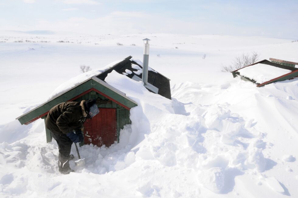 Det ble en god del måking før Henrik Rafaelsen og turfølget kom seg inn i hytta på Jarfjordfjellet.
 Foto: Privat