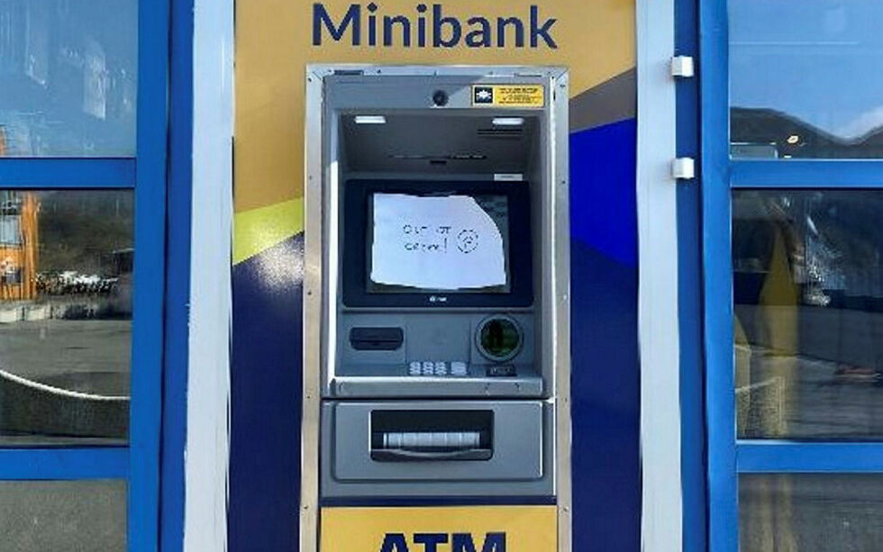 Den nye minibanken i Honningsvåg fungerer ikke, og slik har det vært i lang tid. «Out of order» står det på en lapp på minibanken.
 Foto: Irene Hildonen
