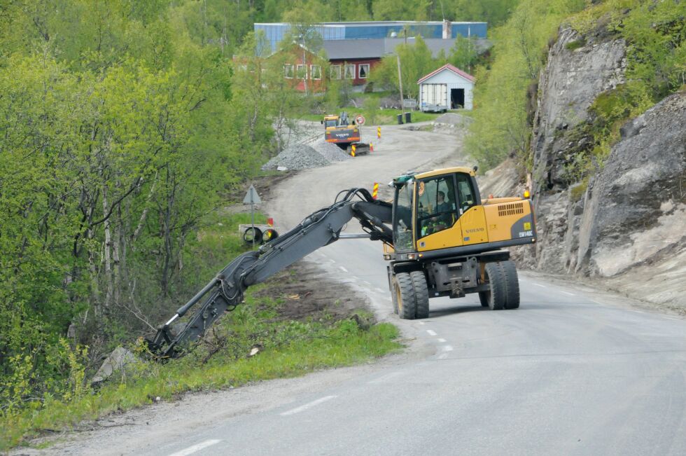 Her gjøres grøftene renere og bedre utenfor Jakobsnes før nye stikkrenner og asfalt kommer på plass.
 Foto: Halllgeir Henriksen