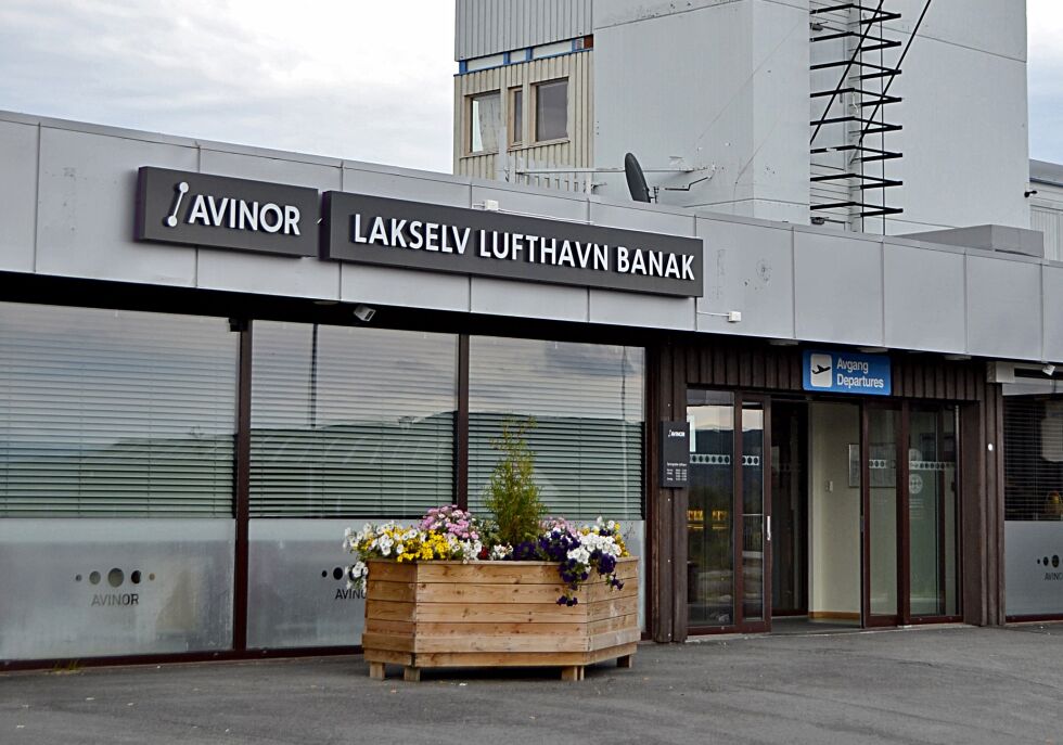 Språkrådet anmoder Avinor om trespråklig fasadeskilting ved Lakselv lufthavn Banak.
 Foto: (Arkivfoto) Linn Slåttedal Jakobsen