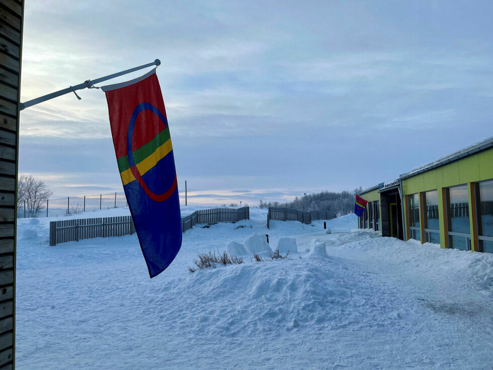 I anledning dagen ble ansatte og barn hilst velkommen av det samiske flagget på Skytterhusfjellet barnehage utenfor Kirkenes.
 Foto: Skytterhusfjellet barnehage