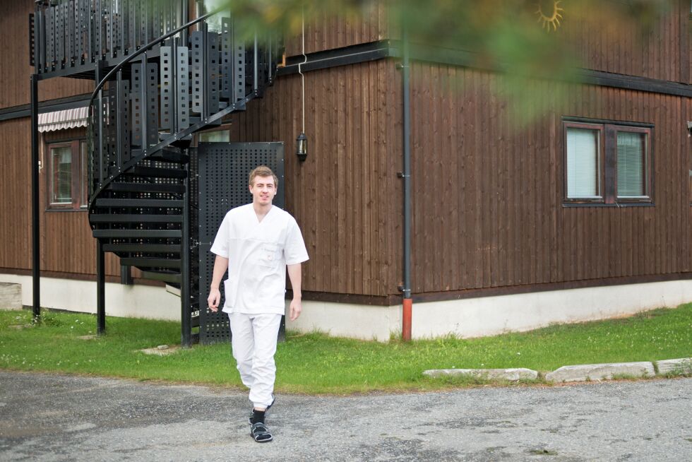 Audiolog Vegard Hovland Romunstad jobbet flere år sørpå før han fikk seg fast jobb i nord. Her oppe trenger han ikke la pasienter snike i køen, nettopp fordi den er så kort.
 Foto: Frøydis Falch Urbye