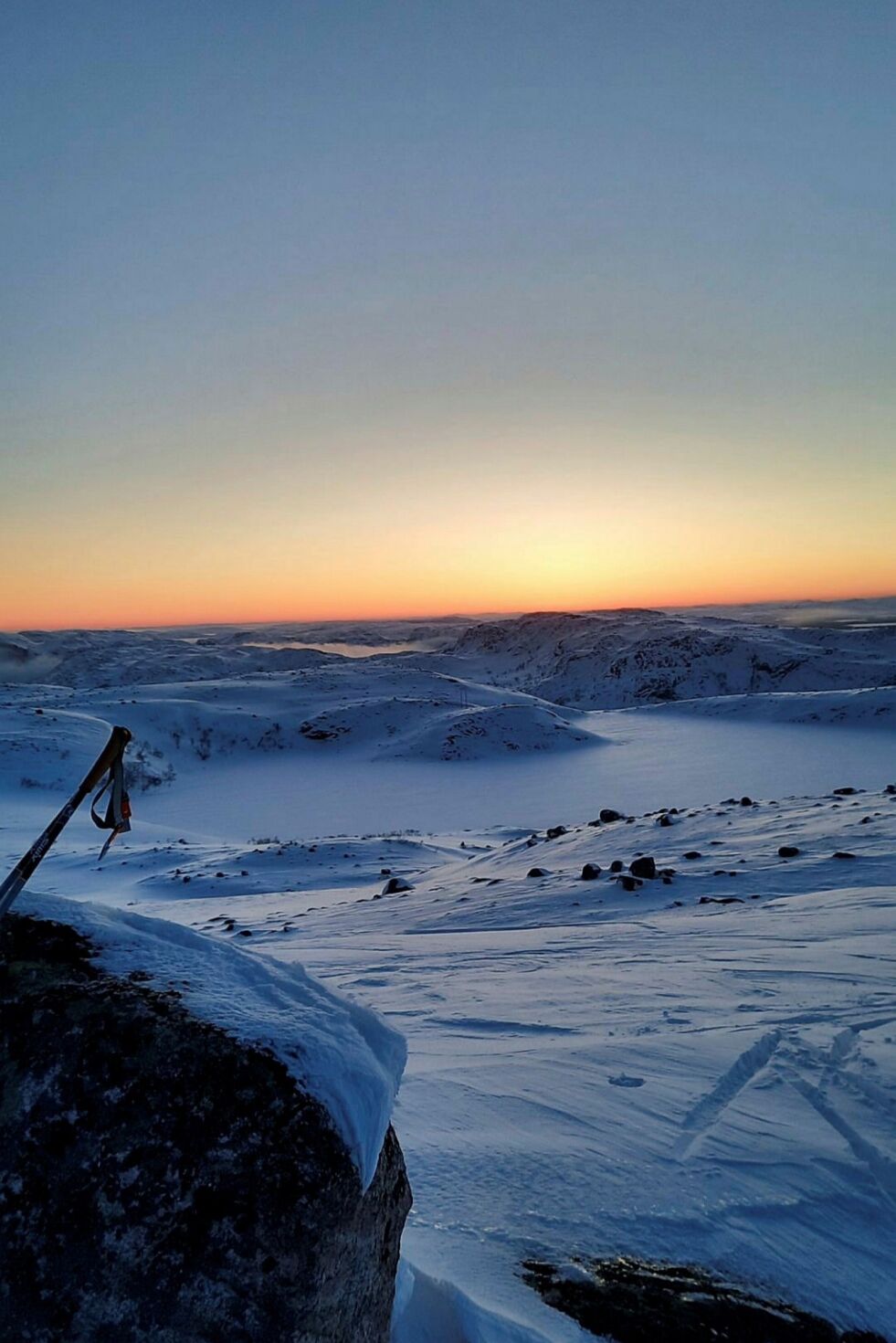 Fra en fjell­topp nord for Bug­øy­fjor­den kni­psa Ro­ger Ka­ri­sa­ri det­te fine bil­det, der en kan ane sola i syd mens frost­røy­ken er syn­li­g nede i fjord­en i rundt tjue mi­nus.
 Foto: Roger Karisari