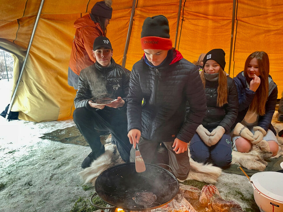 Kristoffer Knibestøl Beravara, Gabriel Vælitalo Lille, Ragni Skjåvik Lille og Mira Eliassen tar valgfaget «Innsats for andre».
 Foto: Birgitte Wisur Olsen