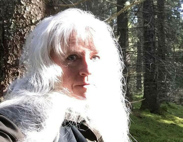 Lett gjennomskuelig, Ságat