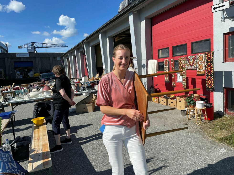 Caroline Bull er nyinnflyttet og strålende glad for å finne interiørkupp på loppemarkedet i Kirkenes.
 Foto: Birgitte Wisur Olsen