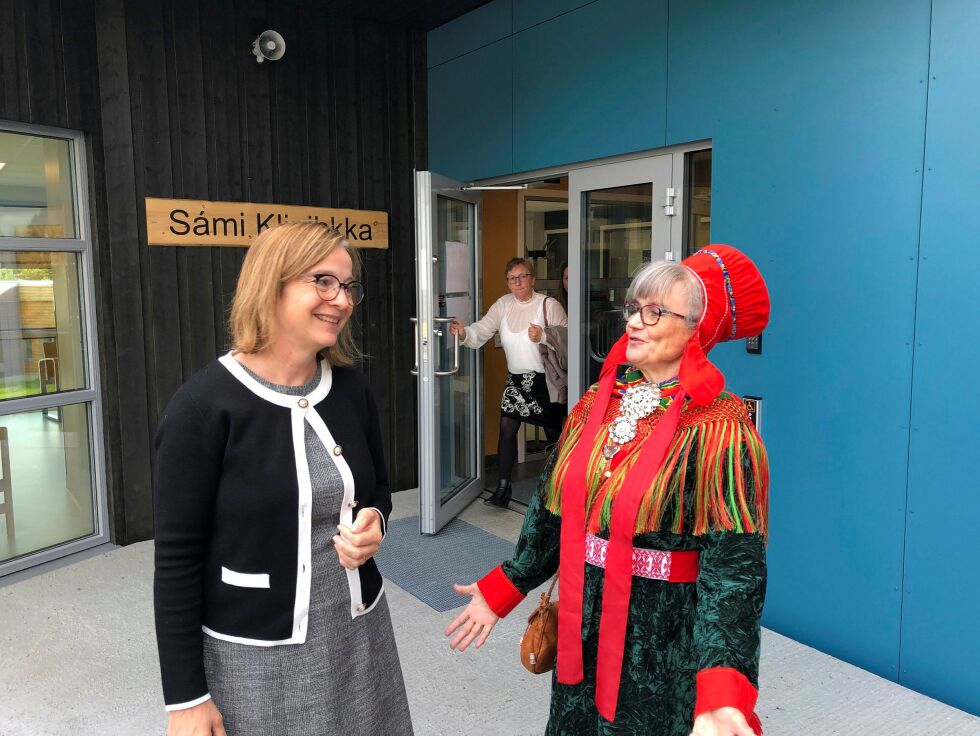 Finn­marks­sy­ke­hu­sets nye di­rek­tør, Siri Tau Ur­sin (57) i sam­ta­le med Else Ma­rie Isak­sen som er sam­isk re­pre­sen­tant i bru­ker­ut­val­get til Finn­marks­syke­hus­et.
FOTO: STEIN TOR­GER SVALA