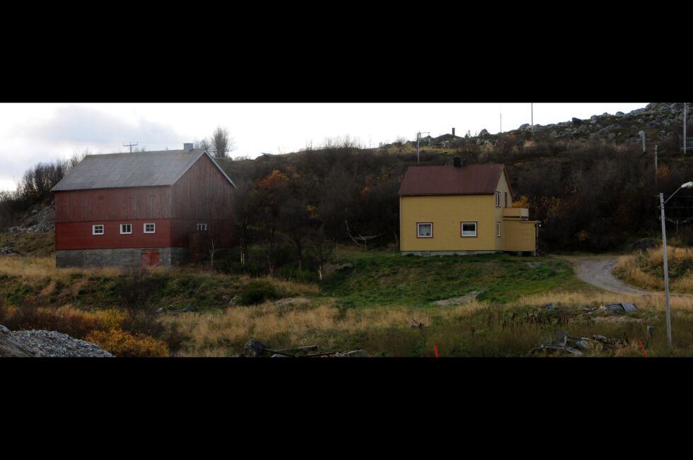 Fjøset til Strimpgården, der Savio bodde i ti år som guttunge, lå like inntil veien nedenfor bolighuset lenger oppe.
 Foto: Hallgeir Henriksen