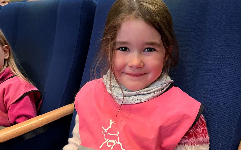 Aila Louise Skoglund (6 år) ved Guovssahas mánáidgárdi var til stede da Redd Barna lanserte digitalt skolemateriell på tre samiske språk.
 Foto: Elin M. Wersland