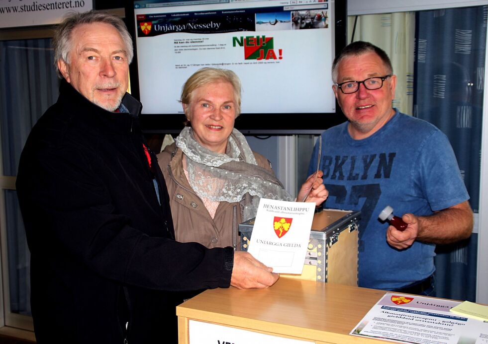 Både lokalpolitiker Bjarne Store-Jakobsen (til venstre) og Inger Nilssen ønsker seg en storkommune som favner hele Varanger-området. Her avgir de sin stemme under påsyn av Atle Larsen i kommunen.
 Foto: Torbjørn Ittelin