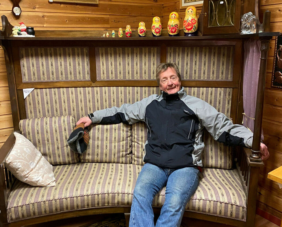 Per Ragnvald Dahl sitter i en gammel sofa som er i meget god stand.
 Foto: Thor Thrane