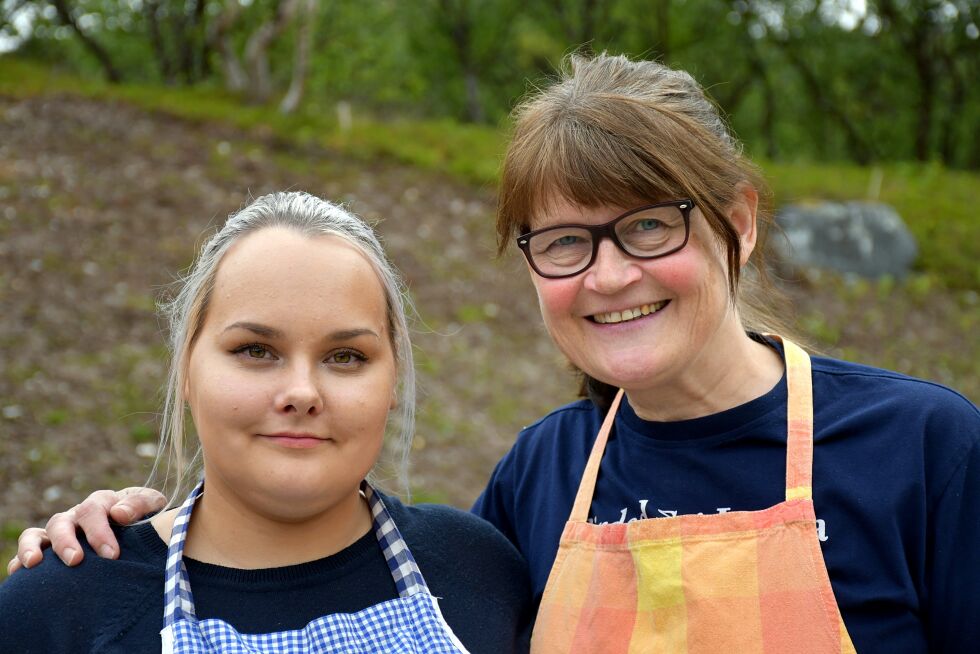 Sissel Goodgame (til høyre) er primus motor bak tradisjonskafeen, og med henne er Kristin Elisabeth Hansen, som har vært ansatt i sommer for å lære å lage tradisjonelle matretter og drive kafeen.
Foto: Irene andersen