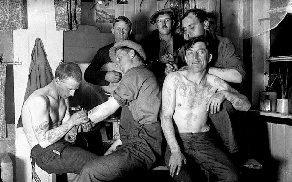 Tatovering av mannskap. Fra Grytviken i Sørishavet.
 Foto: Theodor Andersson