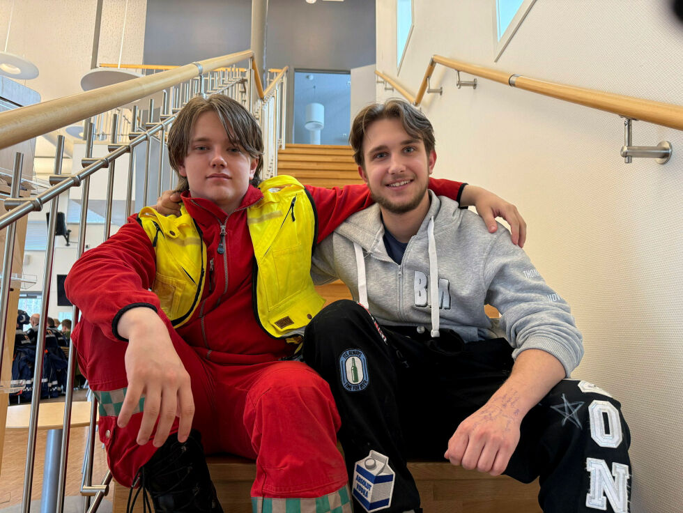 Tom Christian Bjørklund og Nikita Thomassen er vel fornøyd etter dagens katastrofeøvelse.
 Foto: Oskar Melkeraaen Aas