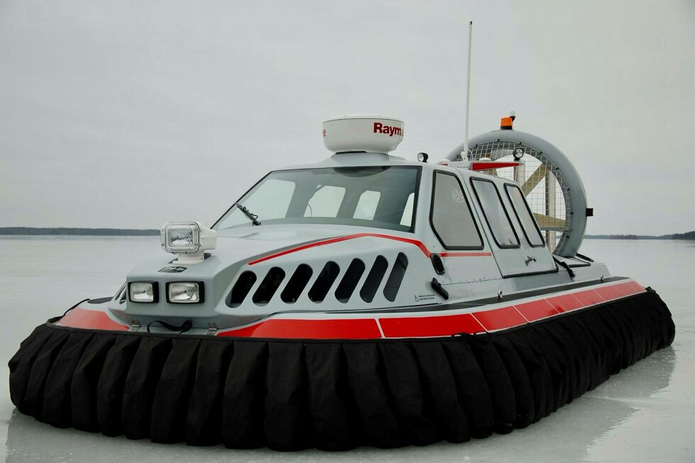 Med en slik Hovercraft (luftputebåt) vil vinterturismen fra neste år få nye dimensjoner i Sør-Varanger. Den tar seg over is og vann, noe som er en fordel på en islagt Bøkfjord og delvis islagt Pasvikelva.
 Foto: Privat