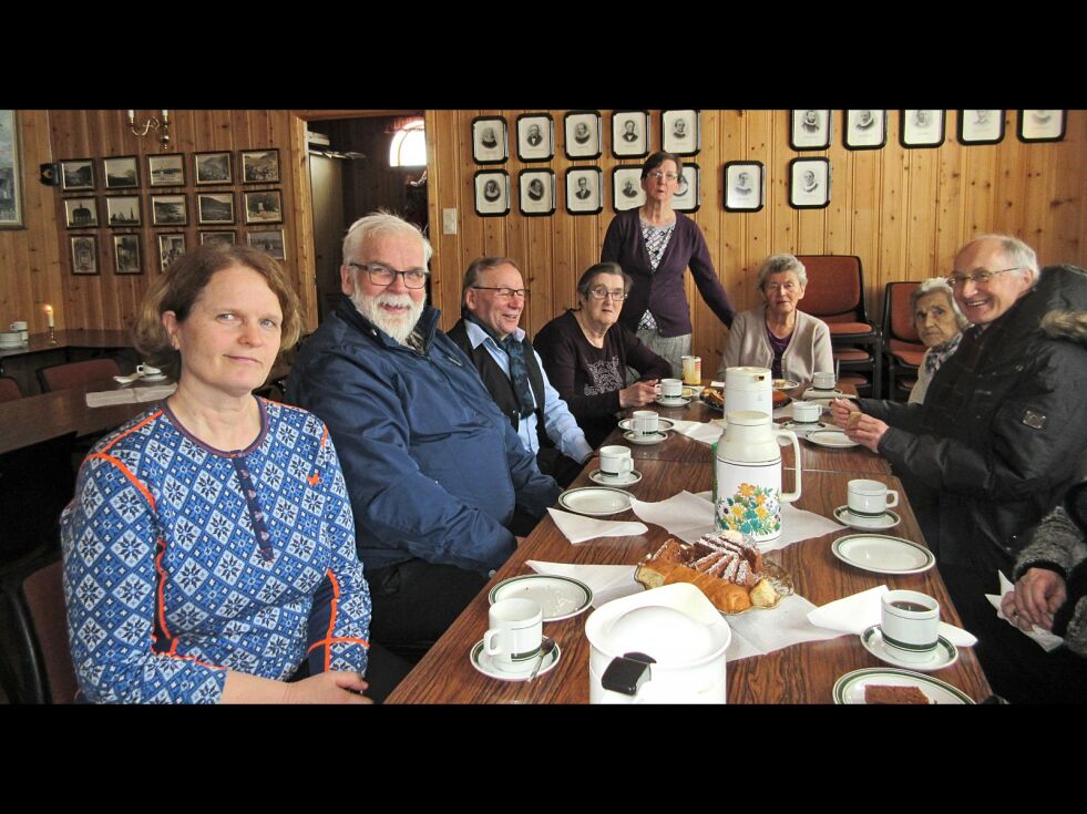 Fra venstre: Synnøve Bjørkås Limstrand, Tromsø, Odd Konrad Pedersen, Oddbjørn Karlsen, Lakselv, Turid Øien Karlsen, stående Jorunn Pettersen, Liv Nilsen, Bjørg Nilsen og Jan Eggesvik.
 Foto: Asfrid Karlsen