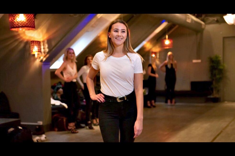 Susanne Næss Guttorm (21) er lettet og glad for at hun er blant de 11 som får muligheten til å konkurrere om Miss Norway-tittelen. Her er hun på catwalk-kurs.
 Foto: Miss Norway Org & Per-Martin Grambo