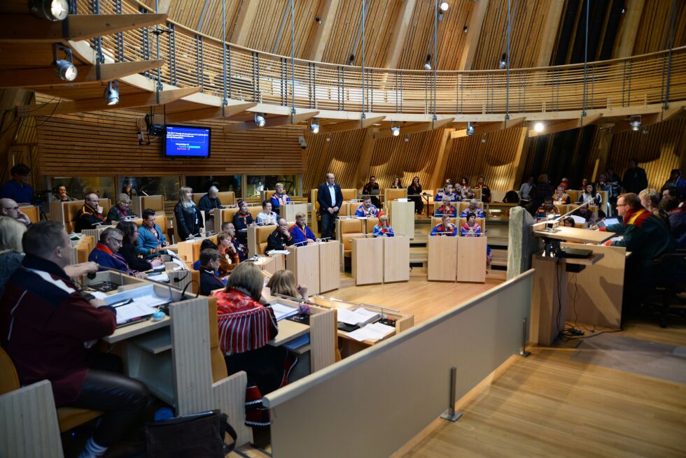 Som så ofte før, Aud Marthinsen og Arthur Tørfoss fra Frp reiser seg og stemmer mot, mens resten blir sittende og stemmer for.
 Foto: Steinar Solaas