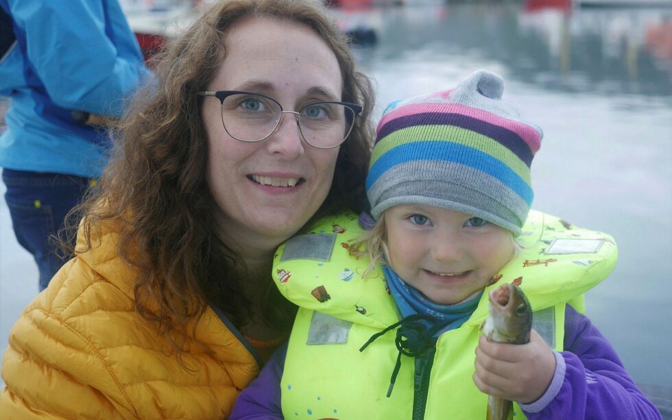 Tia Ein­vik Ons­øien, som fyl­ler fire år den før­s­te sep­tem­ber, var vel­dig stolt over å kun­ne vise frem tors­ken som hun fisk­et på ser­vi­ce­kaia un­der fis­ke­kon­kur­ran­sen. Her sam­men med sin mor, Sti­ne Ons­øien. Foto: Geir Jo­han­sen