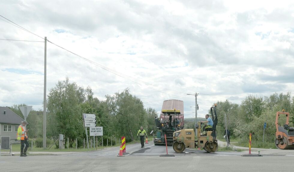 Her får Jea­gil­vár­má­đii i Karasjok et hardt tiltrengt lag med splitter ny asfalt.
 Foto: STEIN TORGER SVALA
