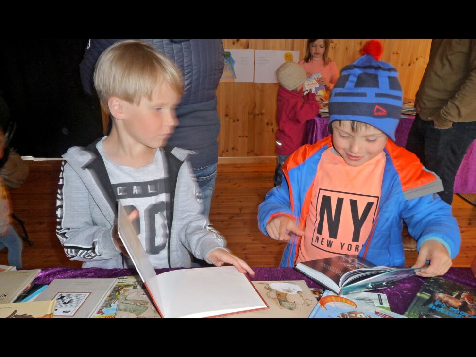 – Bøker er fortsatt like viktige for barn, sier Linda Hansen på vegne av «Bukkene Bruse Barnebokfestival». Her er Johannes Lindgjerdestad (til venstre) og Petter Løkke Hansen på bokloppemarkedet.
 Foto: Torill Dahle