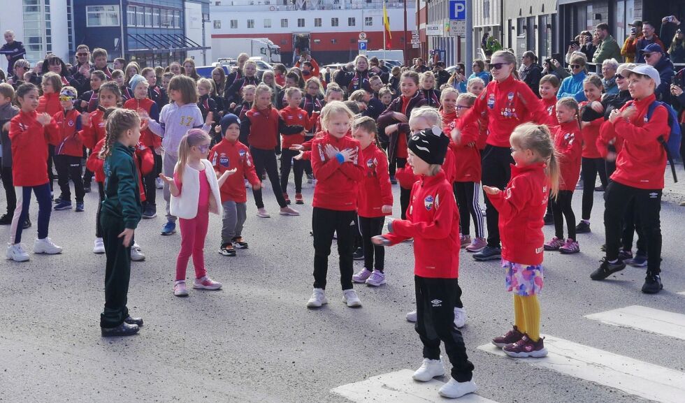 Til fengende musikk via høyttaleranlegg, holdt de unge gymnastene ei flott oppvisning i solskinnet i Honningsvåg sentrum lørdag formiddag.
 Foto: Geir Johansen