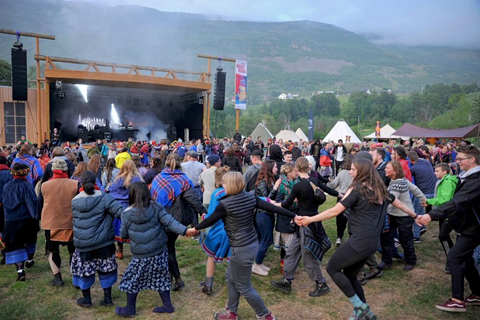 God stemning på Riddsletta under DJ Shub sin konsert i 2018.
 Foto: Erik Brenli