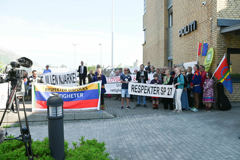 Flere organisasjoner hadde samlet seg til en felles markering utenfor Justisbygget i Mosjøen.
 Foto: Irmelin Klemetzen