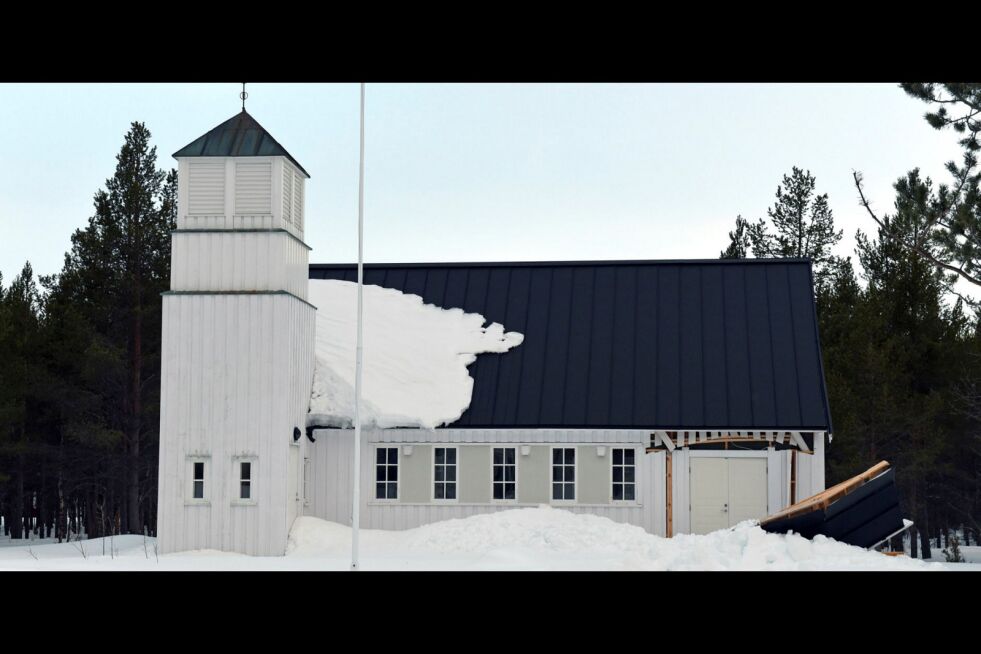 Takras knuste i forrige uke tilbygget som utgjorde tak over inngangen til Skoganvarre kirke. Foto: Marius Thorsen