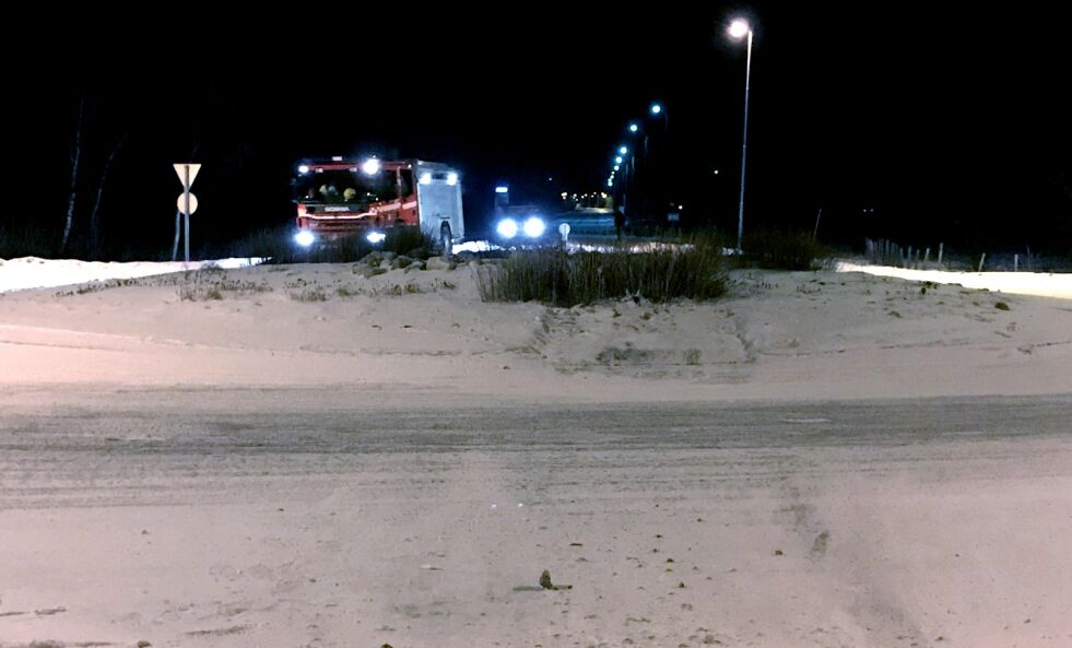 Ulykkesbilen skal ifølge flere øyevitner ha kommet kjørende nedover Karasjokveien i svært høy hastighet før den traff rundkjøringa.
 Foto: Marius Thorsen