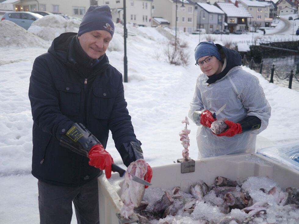 Sigve Gusdal og hans sønn Jacob Gusdal sto for tungeskjæring av torsk fra Nordvågen AS.
 Foto: Geir Johansen