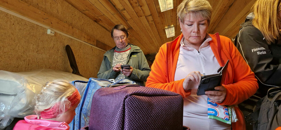 De første kundene vippser ivrig for sine gode kjøp. Finn Johansen skal på elgjakt, og hadde bruk for en feltseng, og Mette Guttormsen fant en grill og noen fine kurver.
 Foto: Hill Haga