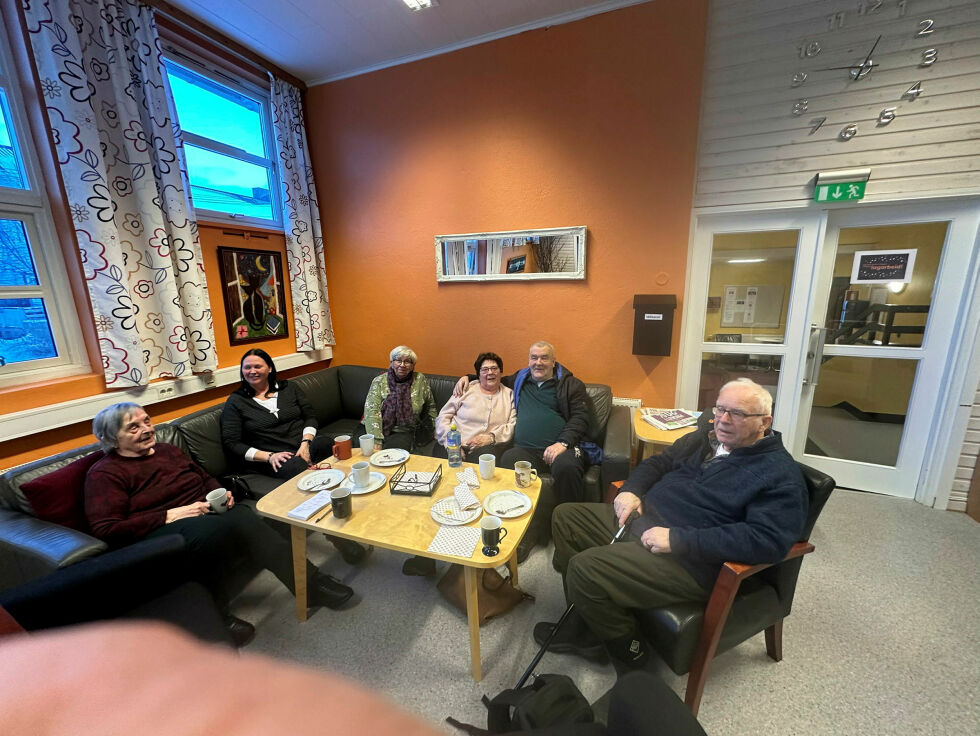 Her ser vi Ann May Emanuelsen, Irene Falck Jensen, Svea Andersen, Eva Davidsen, Asbjørn Jensen og Svein Rist samla i de lune lokalene på Frivillighetens hus.
 Foto: HALLGEIR HENRIKSEN