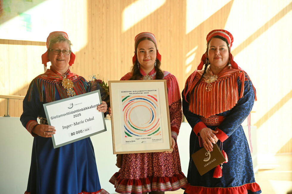 Fra venstre vinneren av Sametingets språkmotiveringspris, Inger-Marie Oskal, sametingsråd Maren Benedicte Nystad Storslett og sametingspresident Silje Karine Muotka.
 Foto: Irmelin Klemetzen