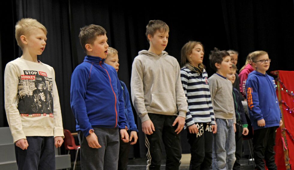 Alle elevene ved skolen er med på forestilingen, enten på scenen eller bak scenen. Her er et knippe elever under øvinga.
 Foto: Torbjørn Ittelin