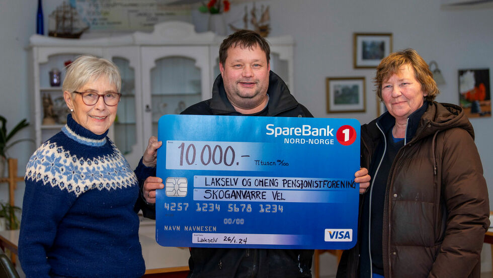 – Skal jeg gå i banken med dette nå, spør Hanssen og refererer til den store sjekken, og legger til: – Hver gang vi har medlemsmøte skal jeg ta den med og vise den frem. I hvert fall det første halvåret. Fra venstre leder Aina Hanssen i Lakselv og omegn pensjonistforening samt medlem Gilbert Henriksen og styreleder Ann-Hege Pedersen i Skoganvarre vel.
Foto: Cecilie Bergan Stuedal