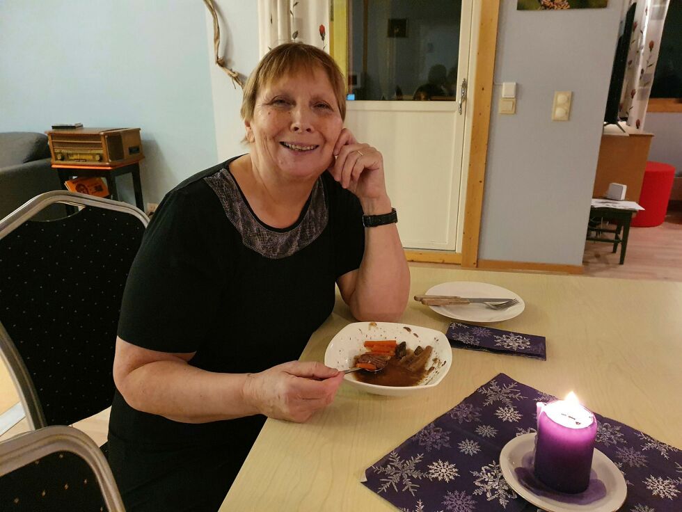 Ester Utsi tar seg en porsjon Bouef Bourguignon oversatt til bygdedialekt blir det «Gustav fra Gaksa». Etter å ha hatt god drift med mat og overnatting til linjebyggere som nå er ferdig med prosjektene skal hun nå satse på at Austertana blir Finnmarks matkasse, der lokale råvarer er i fokus.
 Foto: Tom Hardy