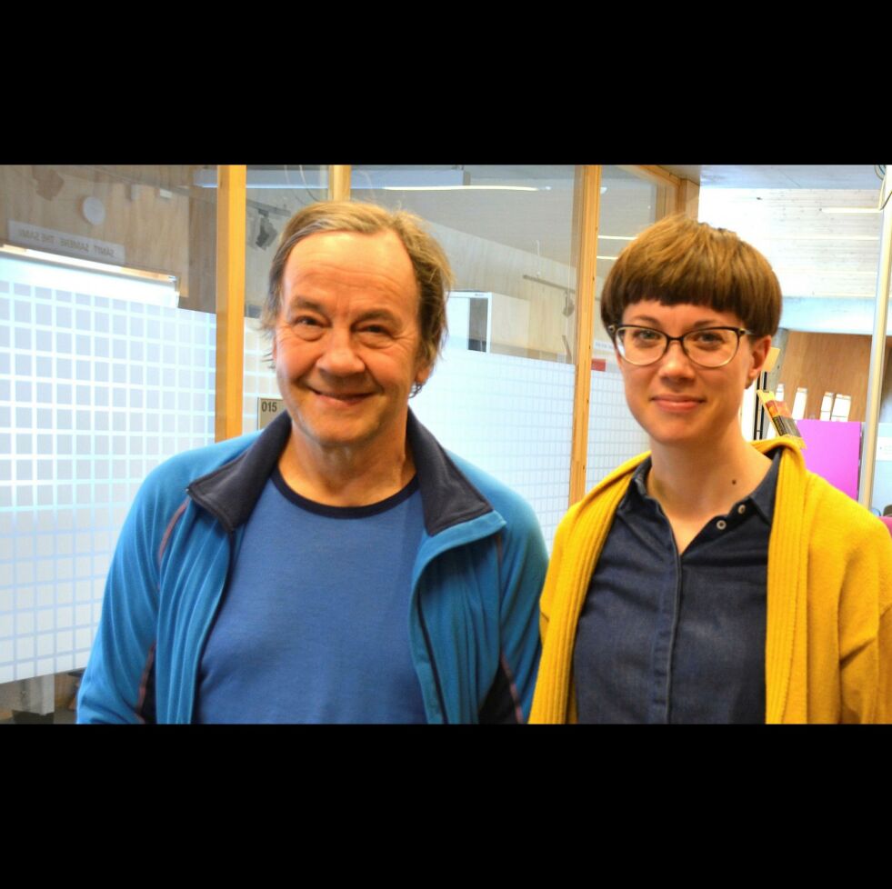 Øyvind Rundberg og kunstner Kristin Tårnes har vært med i arbeidet av utsmykkingen av Helsetunet i Birtavarre. Foto: Elin Wersland.