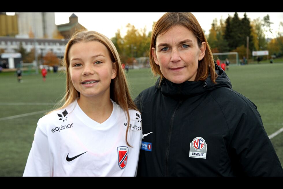 Ai­lin Eira Isak­sen, Pors­ang­er, Finn­marks tre­ner­ut­vik­ler Lot­te Lise Lund Martens.
 Foto: Svein Halvor Moe