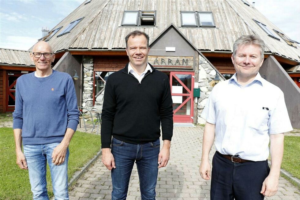 Fylkesrådsleder Tomas Norvoll (i midten) flankert av Árrans styreleder Lennart Mikkelsen (til venstre) og direktør Lars Magne Andreassen.
 Foto: Trond-Erlend Willassen