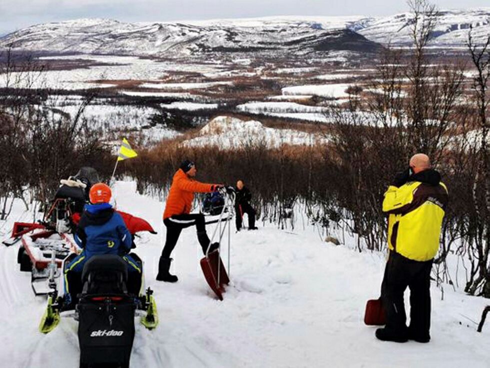 Folk fra ATV- og skuterforeninga i jobb med å måke sne og slådde bak­ken opp fra Mas­jok sist tirs­dag, et sted det år­visst blir vel­dig hum­pe­te i sku­ter­løy­pa. Foto: Pri­vat