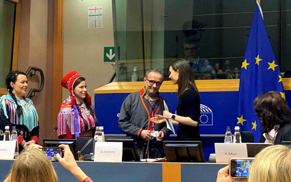 Sametingspresident Silje Karine Muotka, Anni Koivisto, visepresident Sametinget i Finland, og Håkan Jonsson, som er sametingspresident i Sverige og for tiden president for Samisk parlamentarisk råd, overleverer anmodningen til Finlands statsminister Sanna Marin. Hun hadde prioritert å være til stede på det samiske EU-toppmøtet, i motsetning til Norge og Sverige som sendte representanter på lavere nivå.
Foto: Sametinget