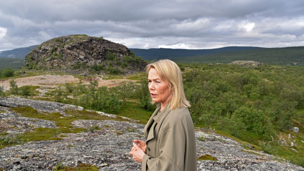 Synnøve Persen reagerer sterkt på at det er hentet ut grus ved fjellet Látte&#269;ohkka i Bevkop. Dette da det finnes samiske kulturminner i området, blant annet gamle samiske graver Persen meldte i fra om i 2010.
 Foto: Bjørn Arne Johansen