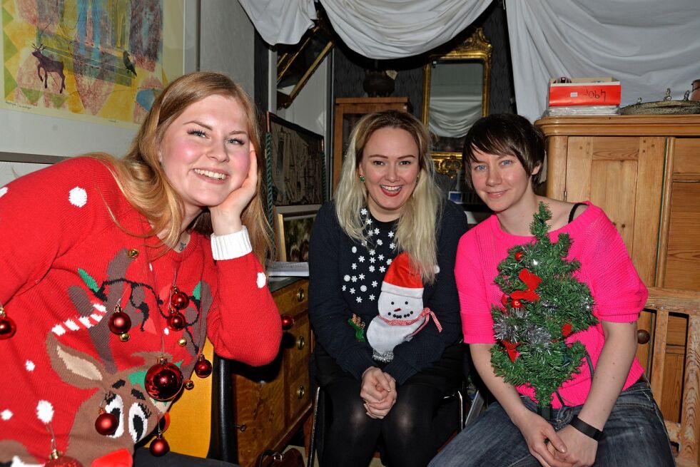 Tara (fra venstre), Trine Lise og Iselin er straks klare for show nummer to på bittelille julaften, julepyntet for å showe i hjemkommunen Porsanger
 Foto: Sonja E Andesen